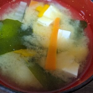 豆腐とカボチャと人参と白菜とワカメの味噌汁
